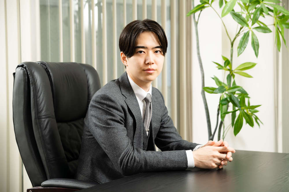 スーツの男性